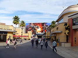 2014-01-19 09.50.54 P1000427 Jim - LA Universal Studios bottom area.jpeg: 4320x3240, 4728k (2014 Jan 20 17:16)