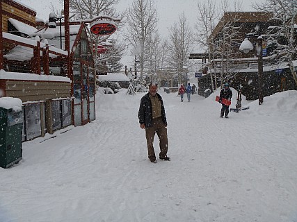 Simon in Snowmass Mall
Photographer;&nbsp;Jim
2014-01-30&nbsp;14.28.09;&nbsp;Metadata time: '2014 Jan 30 14:28'
Original size:&nbsp;4,320 x 3,240; 4,989 kB
Filename: 2014-01-30 14.28.09 P1000495 Jim - Simon in Snowmass Mall.jpeg