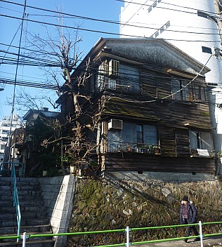 Old House
Photographer;&nbsp;Simon
2015-02-19&nbsp;09.00.24;&nbsp;Metadata time: '2015 Feb 19 09:00'
Original size:&nbsp;3,000 x 3,338; 4,244 kB;&nbsp;cr
Filename: 2015-02-19 09.00.24 P1010718 Simon - old house_cr.jpeg