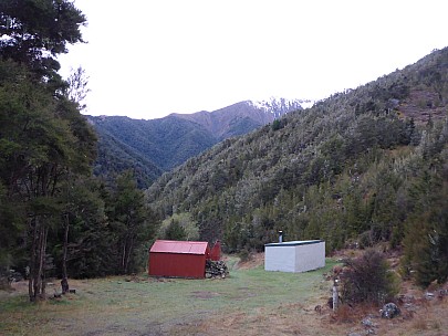 2015-10-02 07.41.06 P1000186 Simon - Boulder Forks hut and range beyond.jpeg: 4608x3456, 6174k (2015 Nov 06 16:07)