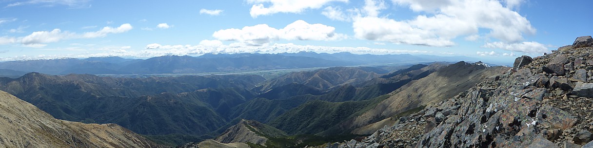 2015-10-03 13.30.19 P1000216 Simon - Waiau Valley Panorama.jpeg: 3392x848, 1952k (2015 Nov 07 16:23)