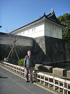 2016-03-01 14.46.25 P1020336 Adrian - Simon at the Imperial Palace entrance.jpeg: 3000x4000, 5197k (2016 Mar 07 22:35)