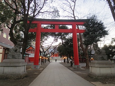 2017-01-12 16.50.48 IMG_8399 Anne - Hanazono Shrine red entrance Torii.jpeg: 4608x3456, 6289k (2017 Jan 26 18:34)