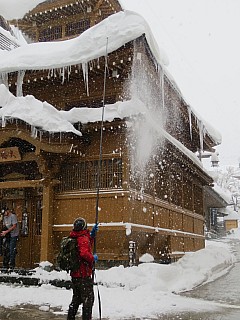 Hooking Snow Off The Eaves
Photographer;&nbsp;Anne
2017-01-16&nbsp;11.59.04;&nbsp;Metadata time: '2017 Jan 16 11:59'
Original size:&nbsp;3,456 x 4,608; 4,925 kB
Filename: 2017-01-16 11.59.04 IMG_8632 Anne - hooking snow off the eaves.jpeg