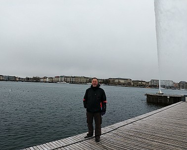 At Jet d'Eau st
Photographer;&nbsp;Simon
2018-01-20&nbsp;12.10.38;&nbsp;Metadata time: '2018 Jan 20 12:10'
Original size:&nbsp;4,955 x 3,983; 17,204 kB;&nbsp;stitch
Filename: 2018-01-20 12.10.38 LG6 Simon - at Jet d'Eau_stitch_ps.jpg