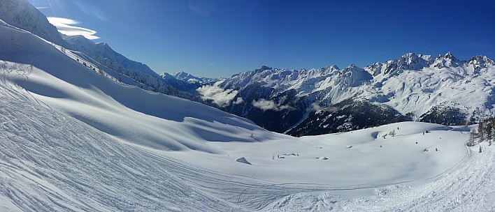 View across Chamois bowl
Photo:&nbsp;Simon
2018-01-23&nbsp;13.56.49;&nbsp;'2018 Jan 23 13:56'
Original size:&nbsp;7,777 x 3,339; 23,162 kB;&nbsp;stitch
2018-01-23 13.56.49 Panorama Simon - view across Chamois bowl_stitch.jpg