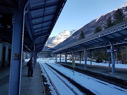 Simon at Chamonix Mont Blanc station
Photographer;&nbsp;Jim
2018-01-28&nbsp;10.48.11;&nbsp;Metadata time: '2018 Jan 28 10:48'
Original size:&nbsp;4,032 x 3,024; 3,993 kB
Filename: 2018-01-28 10.48.11 Jim - Simon at Chamonix Mont Blanc station.jpeg