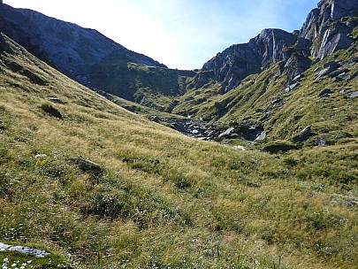 2019-01-15 10.16.17 P1020462 Simon - view showing our route up to the saddle.jpeg: 4608x3456, 6341k (2019 Jun 20 21:11)