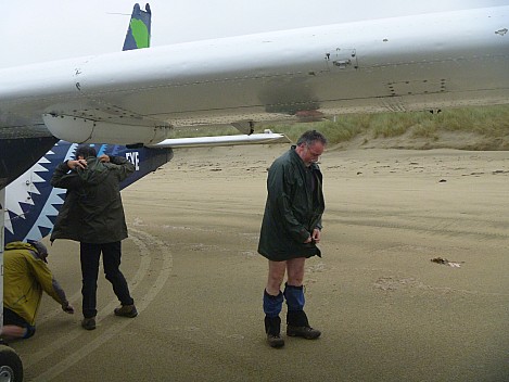 2019-11-09 17.31.24 P1000695 Jim - Simon by plane at Mason Bay.jpeg: 4320x3240, 4928k (2019 Nov 09 17:31)