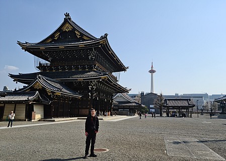 Adrian and Higashi Hongan-ji
Photographer;&nbsp;Simon
2024-03-16&nbsp;14.38.29;&nbsp;Metadata time: '2024 Mar 16 14:38'
Original size:&nbsp;9,023 x 6,435; 14,979 kB;&nbsp;cr
Filename: 2024-03-16 14.38.29 S20+ Simon - Adrian and Higashi Hongan-ji_cr.jpg