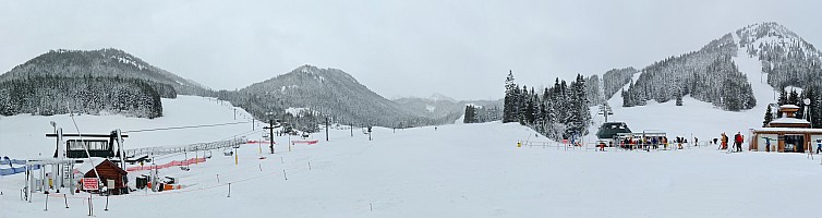 Crystal Mountain Base
Photographer;&nbsp;Simon
2025-02-25&nbsp;09.02.18;&nbsp;Metadata time: '2025 Feb 25 09:02'
Original size:&nbsp;30,781 x 8,164; 25,091 kB;&nbsp;stitch
Filename: 2025-02-25 09.02.18 S20+ Simon - Crystal Mountain Base_stitch.jpg