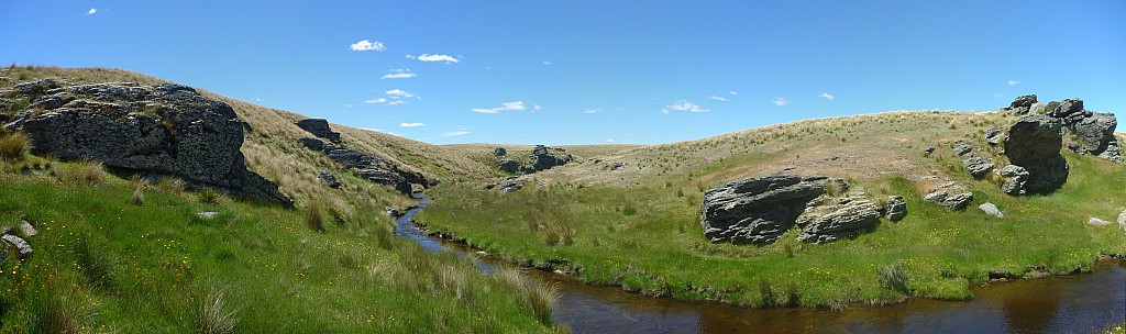 2015-01-01 14.01.00 Panorama Simon - Old Dunstan Road Stream_stitch.jpg: 8937x2653, 5026k (2015 Jan 17 08:52)