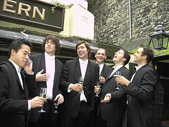 Pretending to be toffs at the pub.jpg: 640x480, 83k (2007 Oct 15 09:17)