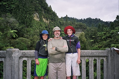 day5-080_12A_0037_bridge_to_nowhere.jpeg: 1536x1024, 496k (2007 Jan 29 13:55)