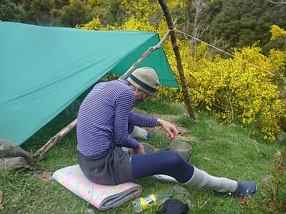 2013-11-15 18.16.20 P1050346 Simon - Brian cooking dinner.jpeg: 4000x3000, 6929k (2013 Nov 15 18:16)