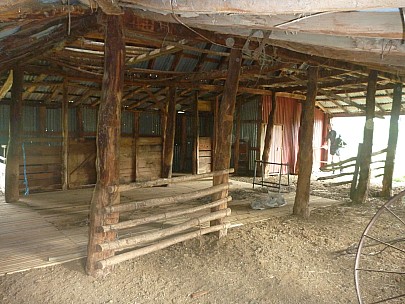 2013-11-18 08.50.33 P1050389 Simon - Quail Flat historic woolshed interior.jpeg: 4000x3000, 5535k (2013 Nov 18 08:50)