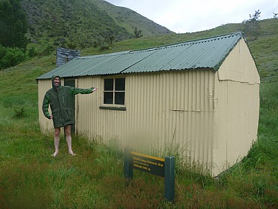 2013-11-18 16.21.51 P1050425 Simon - Bluff DUmp Hut.jpeg: 4000x3000, 6119k (2013 Nov 18 16:21)