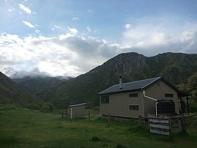 2013-11-18 19.07.36 P1050428 Simon - Warden Hut.jpeg: 4000x3000, 4623k (2013 Nov 18 19:07)