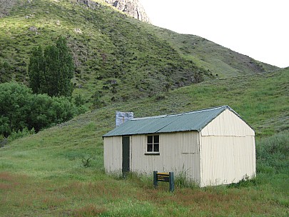 2013-11-18 19.10.14 IMG_3001 Brian - Bluff Dump Hut.jpeg: 3072x2304, 1191k (2013 Nov 18 19:10)
