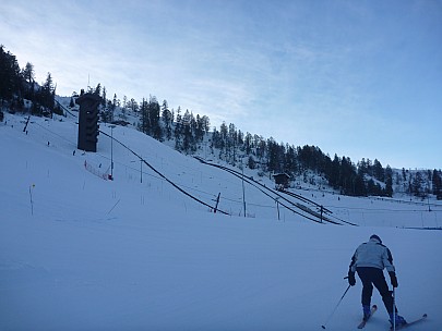 2014-01-24 16.16.38 P1000160 Simon - returning from Long John, jumps in background.jpeg: 4000x3000, 4858k (2014 Jan 25 12:16)