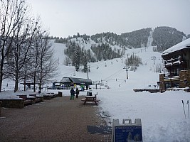 Exhibition Express Lift, Thunderbowl lift behind
Photographer;&nbsp;Simon
2014-02-03&nbsp;08.49.55;&nbsp;Metadata time: '2014 Feb 03 08:49'
Original size:&nbsp;4,000 x 3,000; 5,942 kB
Filename: 2014-02-03 08.49.55 P1000330 Simon - Exhibition Express Lift, Thunderbowl lift behind.jpeg