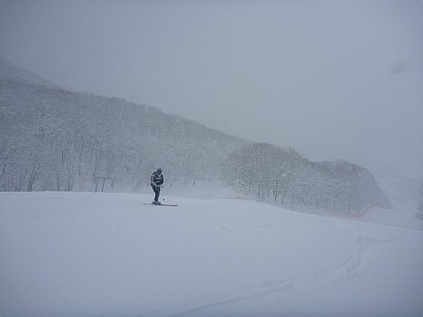 Fresh snow fresh off the bus, Jim heading for Paradise lift
Photographer;&nbsp;Simon
2015-02-10&nbsp;09.45.39;&nbsp;Metadata time: '2015 Feb 10 09:45'
Original size:&nbsp;4,000 x 3,000; 4,042 kB
Filename: 2015-02-10 09.45.39 P1010373 Simon - Fresh snow fresh off the bus, Jim heading for Paradise lift.jpeg