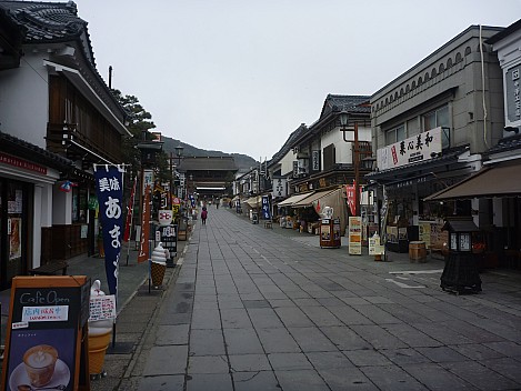 Looking up path to Zenko-ji temple
Photographer;&nbsp;Simon
2015-02-13&nbsp;14.56.45;&nbsp;Metadata time: '2015 Feb 13 14:56'
Original size:&nbsp;4,000 x 3,000; 5,032 kB
Filename: 2015-02-13 14.56.45 P1010533 Simon - looking up path to Zenko-ji temple.jpeg