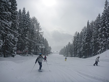 Jim on lift  6 pair course
Photographer;&nbsp;Simon
2015-02-14&nbsp;09.03.43;&nbsp;Metadata time: '2015 Feb 14 09:03'
Original size:&nbsp;4,000 x 3,000; 5,091 kB
Filename: 2015-02-14 09.03.43 P1010541 Simon - Jim on lift 6 pair course.jpeg