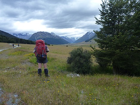 2016-01-07 12.52.25 P1040114 Philip - joining the Ahuriri road and looking upstream.jpeg: 4320x3240, 5863k (2016 Jan 07 12:52)