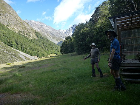 2016-01-08 08.45.32 P1040133 Philip - Top Dingle Hut morning.jpeg: 4320x3240, 5552k (2016 Jan 08 08:45)