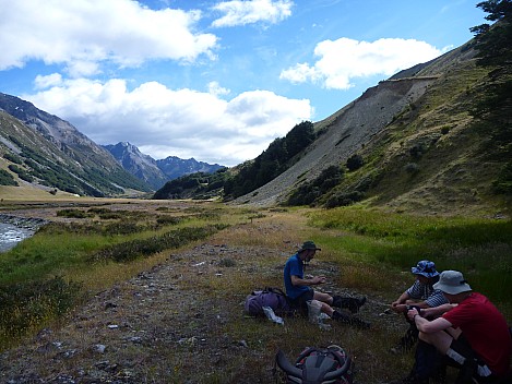 2016-01-08 10.16.18 P1040138 Philip - rest stop and view upstream.jpeg: 4320x3240, 5318k (2016 Jan 08 10:16)