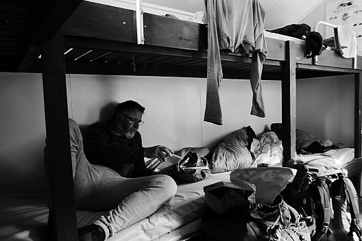 2016-01-08 17.31.00 P1000157 Brian - Simon reading in Bush Hut.jpeg: 3264x2176, 2908k (2016 Mar 16 20:49)