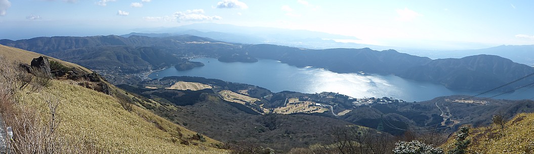 2016-03-02 14.03.11 P1000812 Simon - panorama from Komgatake summit station.jpeg: 2944x848, 1237k (2016 Mar 02 14:03)