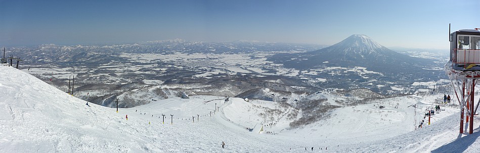 2016-02-28 09.58.25 Panorama Simon - view from top of Ace Pair lift 4_stitch.jpg: 9892x3169, 27037k (2016 May 15 21:59)