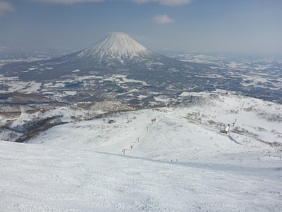 2016-02-28 13.15.05 P1000639 Simon - Mt Yōtei from top of Wonderland Chairs.jpeg: 4608x3456, 6046k (2016 Feb 28 13:15)