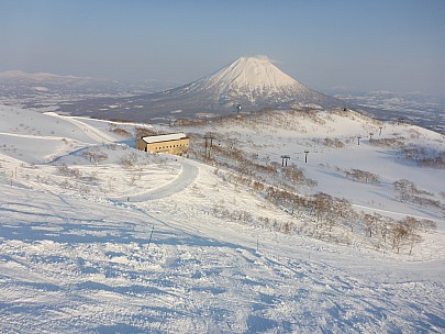 2016-02-28 16.11.00 P1000677 Simon - view over Ukairo course to top of Niseko Gondola.jpeg: 4608x3456, 5796k (2016 Feb 28 16:11)