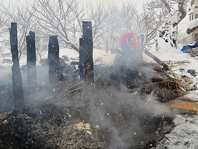 2017-01-16 11.36.46 IMG_8630 Anne - dumplings cooking in remains of fire festival tower.jpeg: 4608x3456, 6465k (2017 Jan 26 18:35)