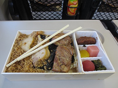 2017-01-17 08.29.21 IMG_8678 Anne - Anne's bento box for breakfast.jpeg: 4608x3456, 4725k (2017 Jan 26 18:35)