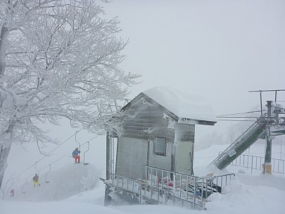 2017-01-17 16 Madarao 10.42.03 P1010334 Simon - top of lift #13.jpeg: 4608x3456, 6022k (2017 Jan 29 10:22)