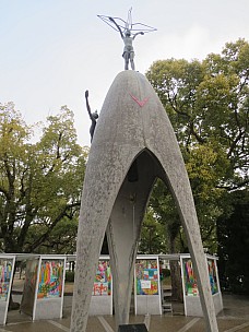 2017-01-20 16.39.48 IMG_9010 Anne - Children's Peace Monument.jpeg: 3456x4608, 5781k (2017 Jan 26 18:36)