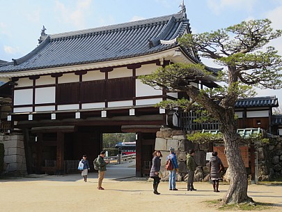2017-01-22 12.59.51 IMG_9266 Anne - Hiroshima Castle entrance gate.jpeg: 4608x3456, 5349k (2017 Jan 26 18:37)