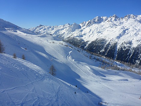 2018-01-23 13.27.22 P1010822 Simon - view west of main ski area from near La Herse base station.jpeg: 4608x3456, 6366k (2018 Feb 18 19:56)