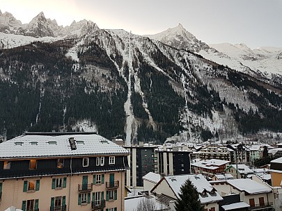 L'Aiguille du Midi and gondola from Hotel
Photo: Jim
2018-01-24 08.11.45; '2018 Jan 24 08:11'
Original size: 4,032 x 3,024; 4,589 kB
2018-01-24 08.11.45 Jim - L'Aiguille du Midi and gondola from Hotel.jpeg