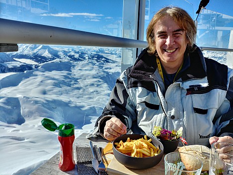 2018-01-27 12.37.53_HDR LG6 Simon - Jim at lunch.jpeg: 4160x3120, 3999k (2023 Jan 31 17:32)