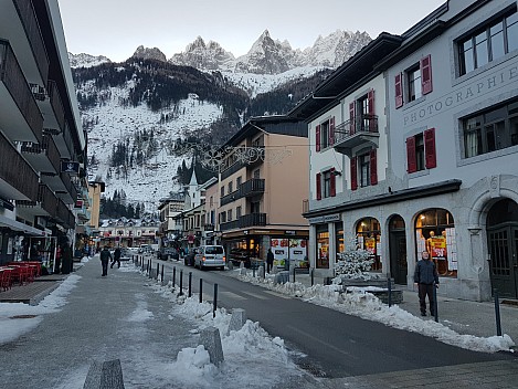 2018-01-28 08.45.18 Jim - view up Avenue Michel Croz to Gare.jpeg: 4032x3024, 4675k (2018 Mar 10 17:29)