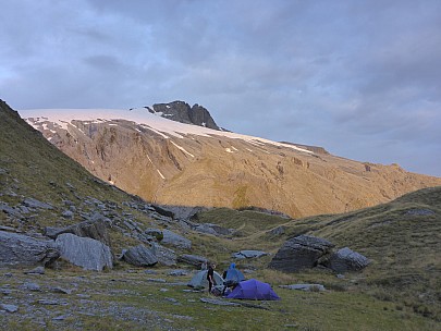 2019-01-16 20.54.34 P1020534 Simon - campsite with sunset on Mt Hooker.jpeg: 4608x3456, 6356k (2019 Jun 20 21:11)