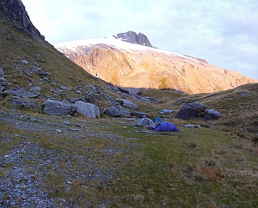 2019-01-16 20.54.57 Panorama Simon - campsite with sunset on Mt Hooker_stitch.jpg: 5622x4539, 23695k (2019 Jun 20 21:11)