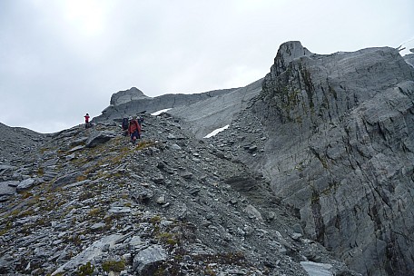 2019-01-17 13.39.00 P1050726 Philip - party starting down the top of the spur.jpeg: 4320x2880, 5130k (2019 Jun 24 21:12)