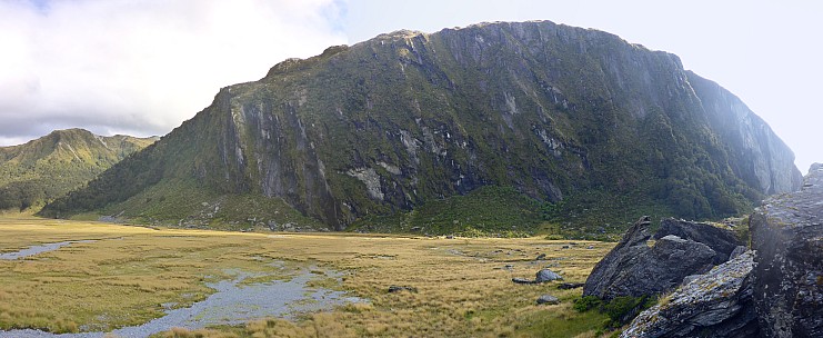 2019-01-17 18.27.01 Panorama Simon - Kea cliffs from rock biv_stitch.jpg: 8136x3338, 21420k (2019 Jun 20 21:11)