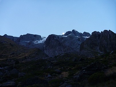 2019-01-17 21.33.33 P1050738 Philip - moon behind Mt Hooker.jpeg: 4320x3240, 4157k (2019 Jun 24 21:12)